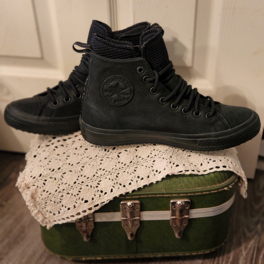 Converse CHUCK TAYLOR ALL STAR WATERPROOF NUBUCK BOOT. Size 6.5 men / women 8.5